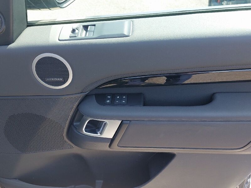 More views of Land Rover Discovery