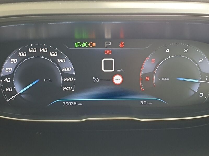 More views of Peugeot 5008