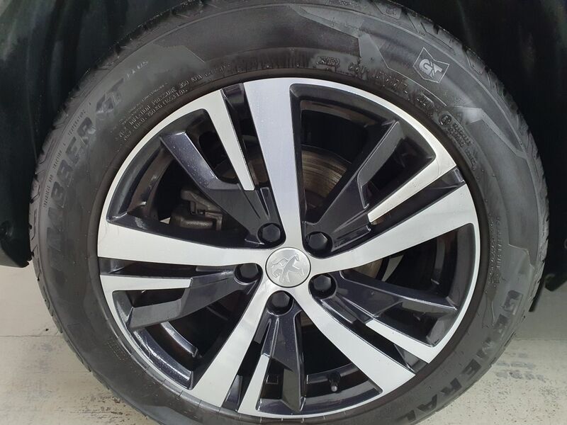 More views of Peugeot 5008