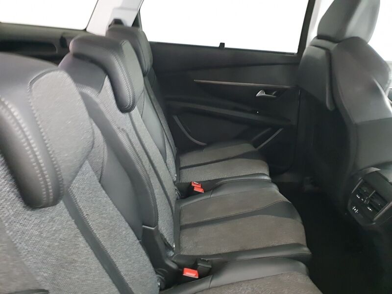 More views of Peugeot 5008
