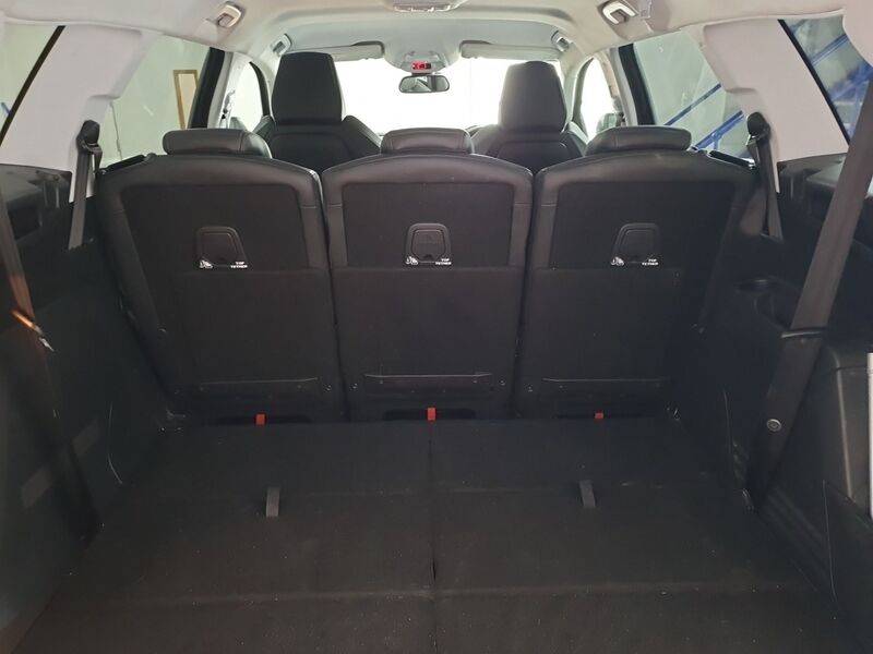 More views of Peugeot 5008