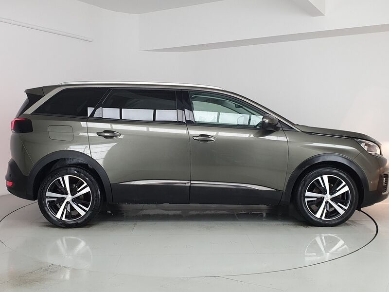 More views of Peugeot 5008