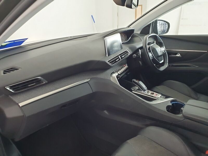 More views of Peugeot 5008