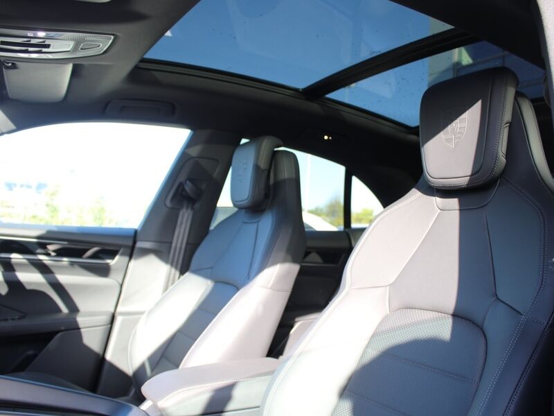 More views of Porsche Macan