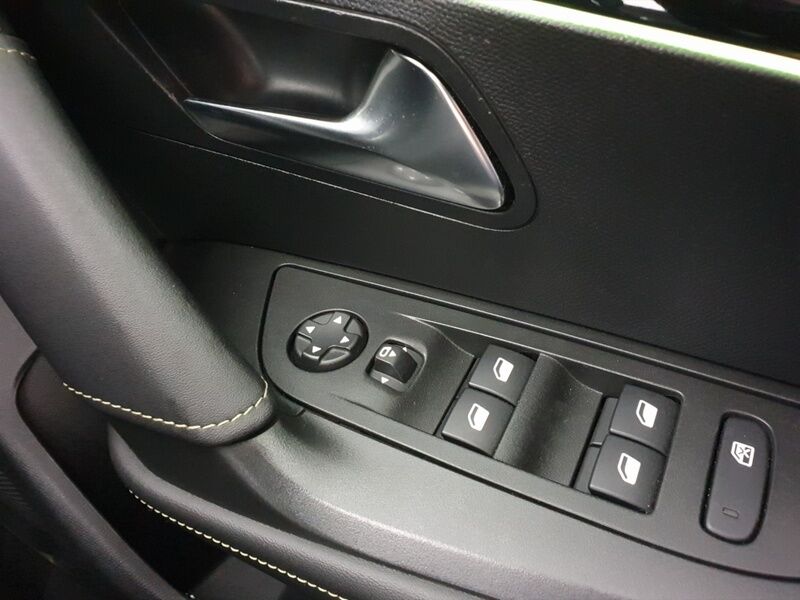 More views of Peugeot 2008