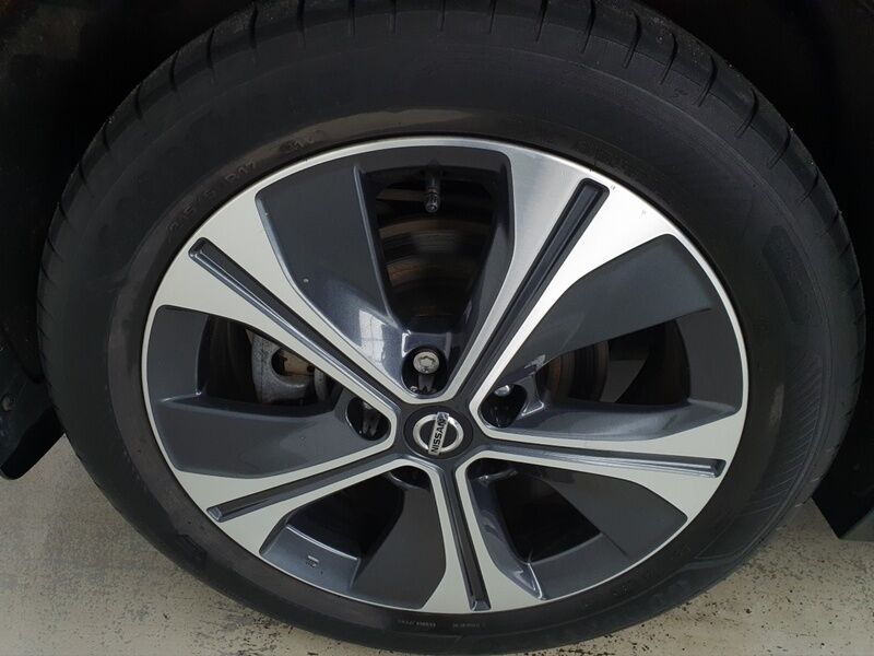 More views of Nissan Leaf