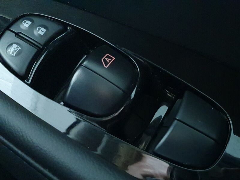 More views of Nissan Leaf