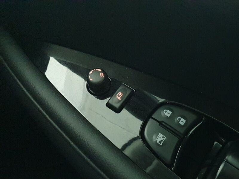More views of Nissan Leaf
