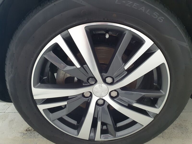 More views of Peugeot 3008