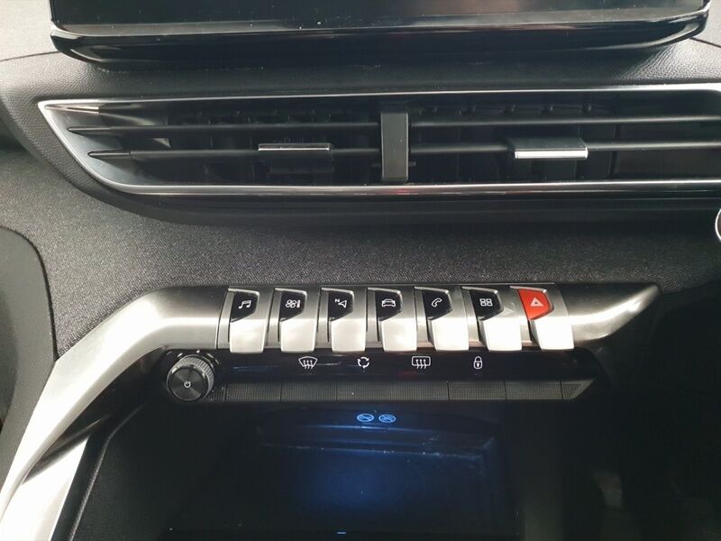 More views of Peugeot 3008