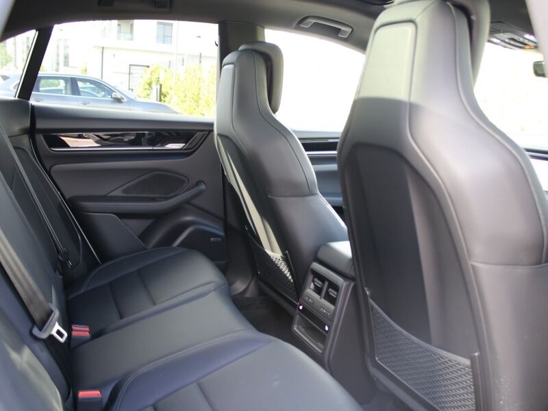 More views of Porsche Macan