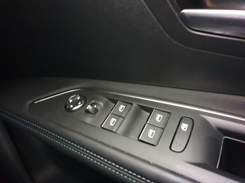 More views of Peugeot 3008