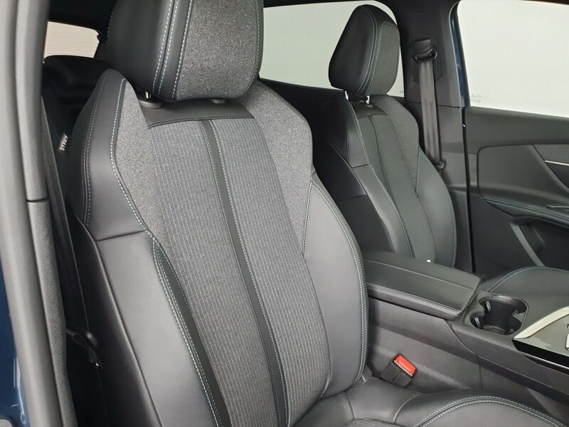 More views of Peugeot 3008