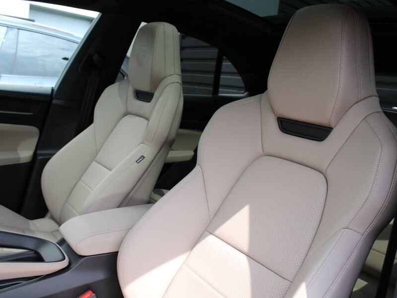 More views of Porsche Macan