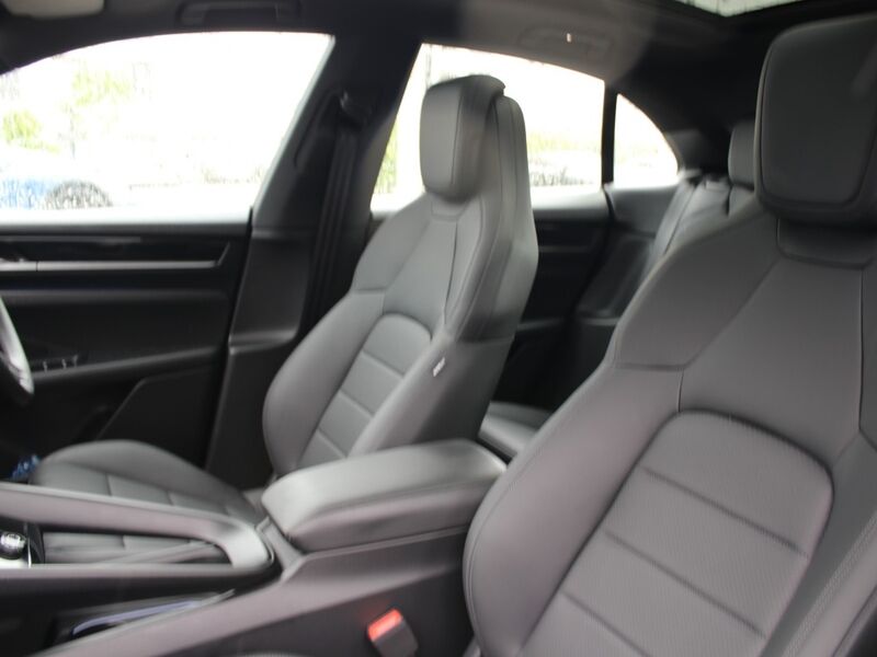 More views of Porsche Macan