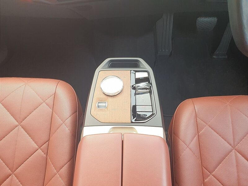 More views of BMW iX