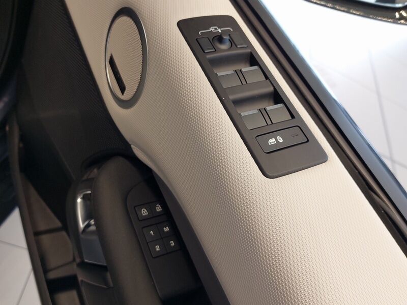 More views of Land Rover Discovery