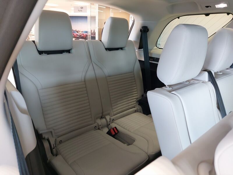 More views of Land Rover Discovery