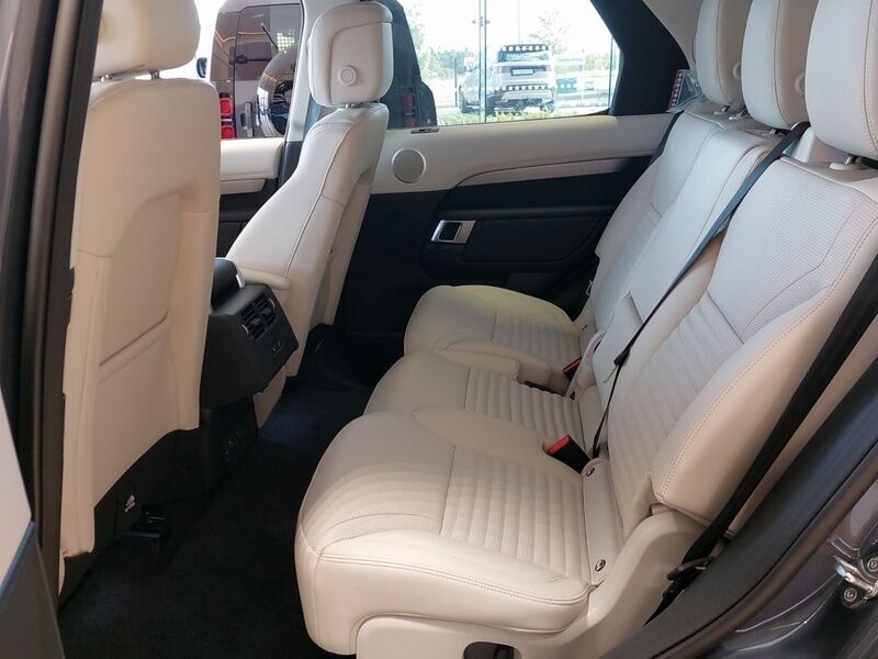 More views of Land Rover Discovery