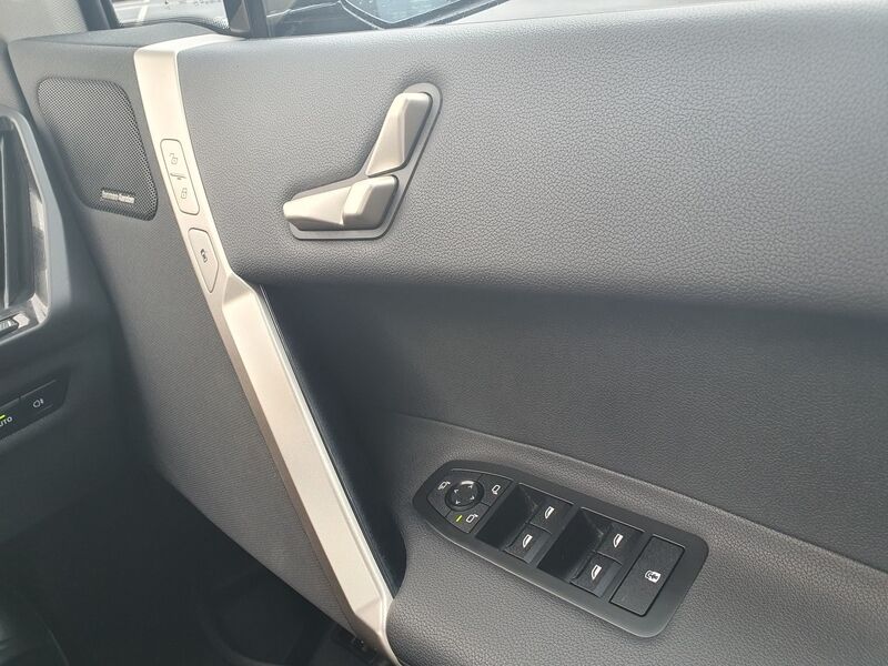 More views of BMW iX