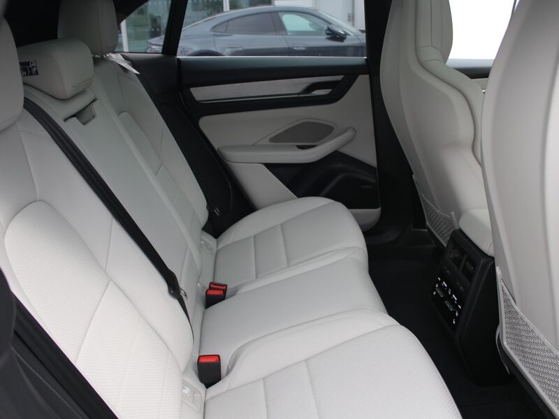 More views of Porsche Macan