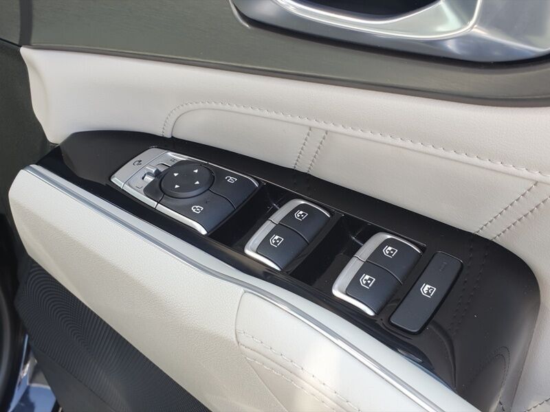More views of Kia Sorento
