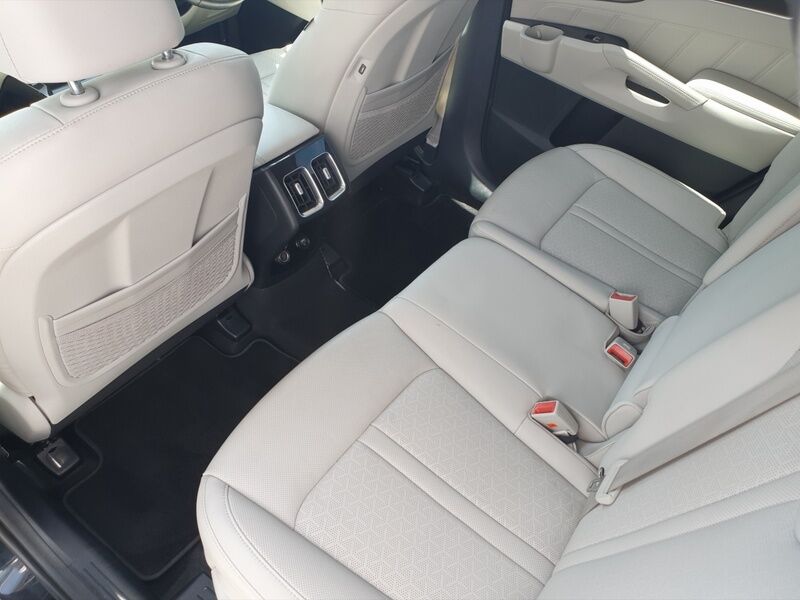 More views of Kia Sorento