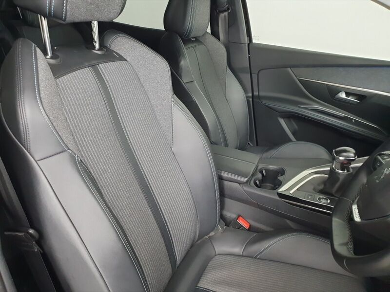 More views of Peugeot 3008