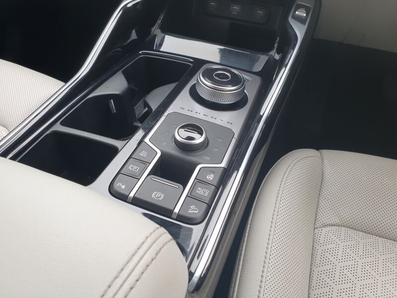 More views of Kia Sorento