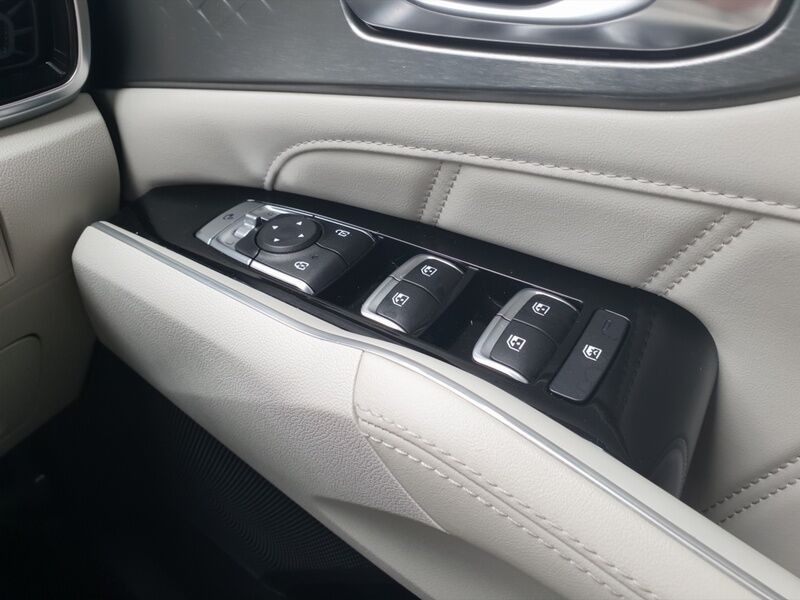 More views of Kia Sorento