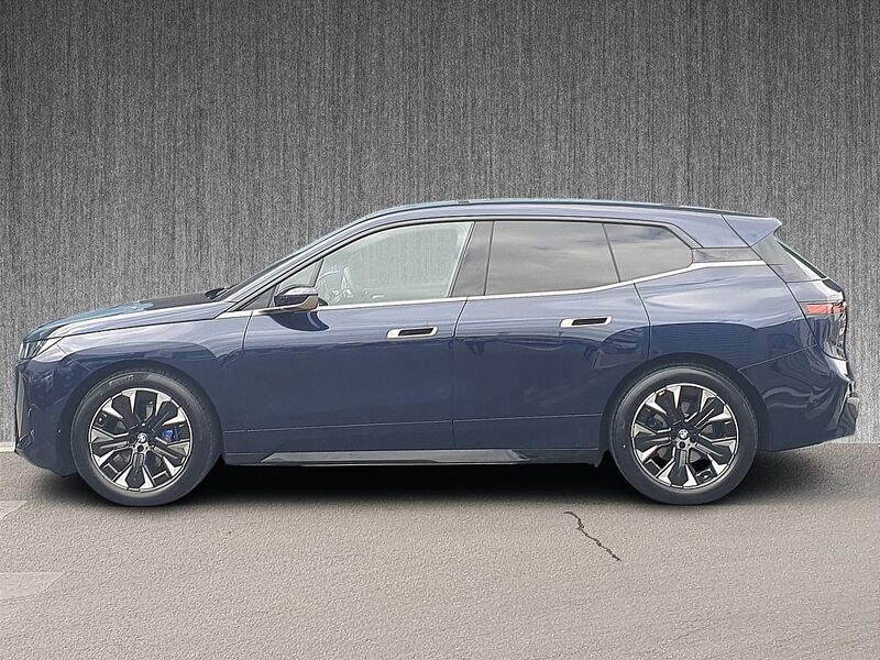 More views of BMW iX