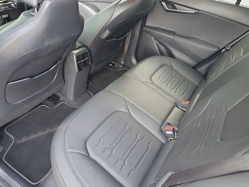 More views of Kia Niro