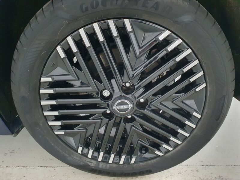 More views of Nissan Leaf