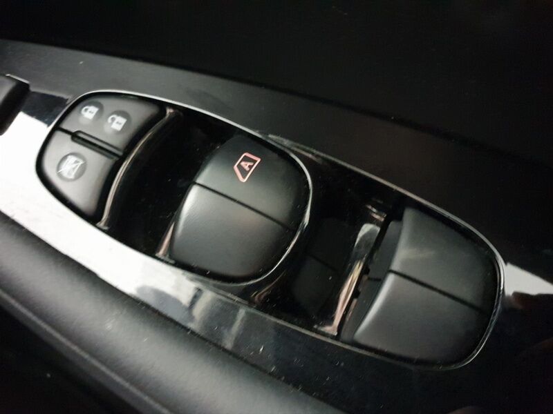 More views of Nissan Leaf