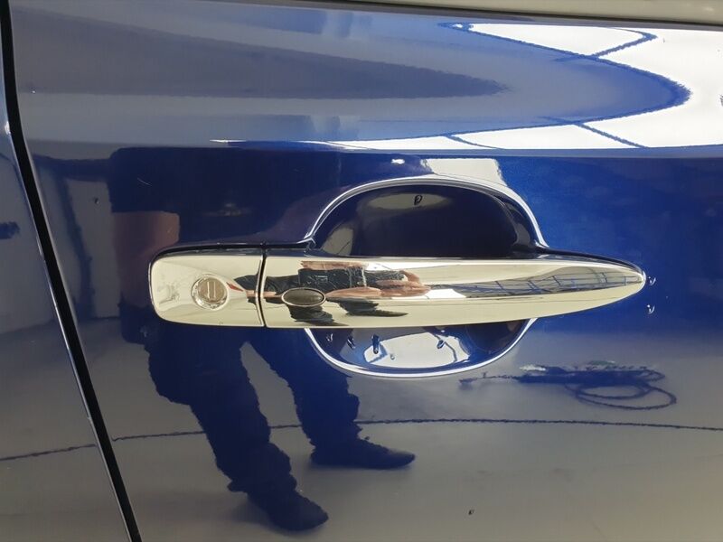 More views of Nissan Leaf