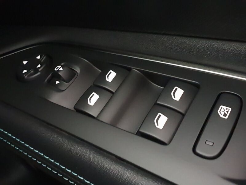 More views of Peugeot 3008