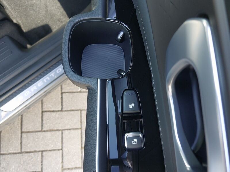 More views of Kia Sorento