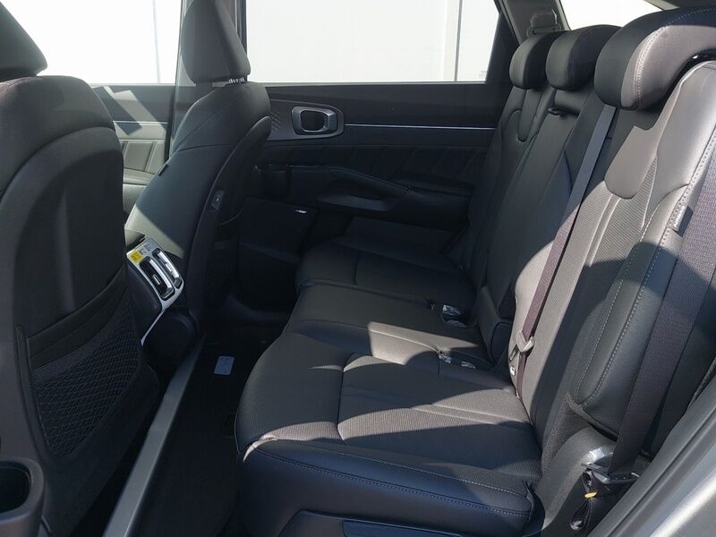 More views of Kia Sorento