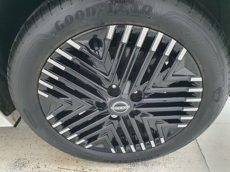 More views of Nissan Leaf