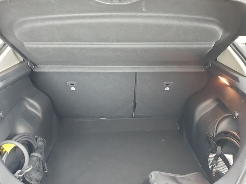 More views of Nissan Leaf