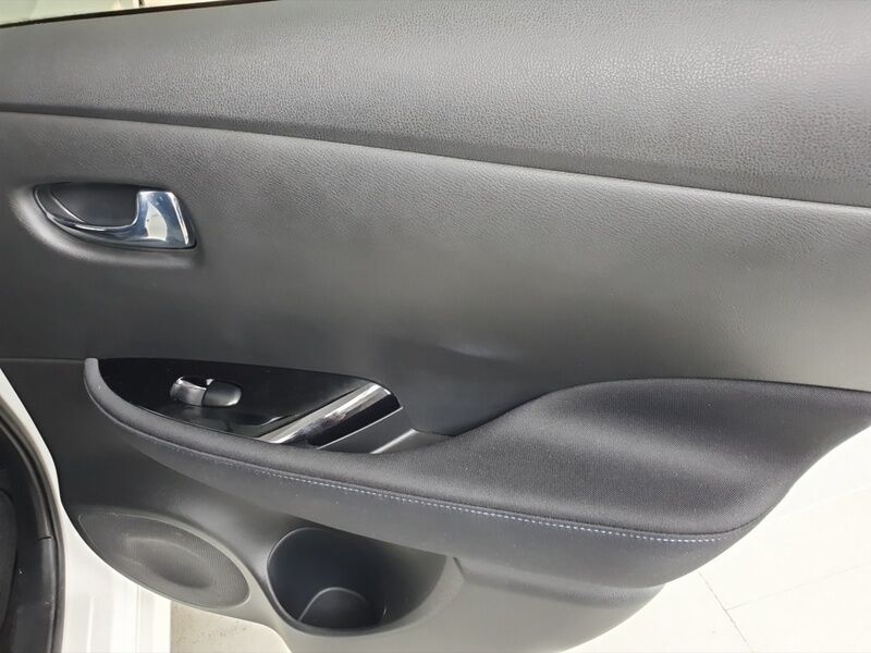 More views of Nissan Leaf