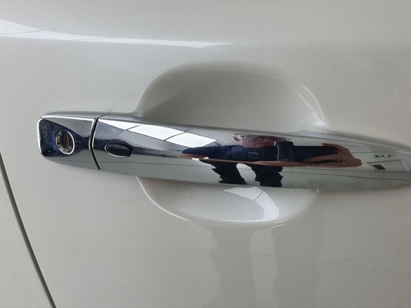 More views of Nissan Leaf