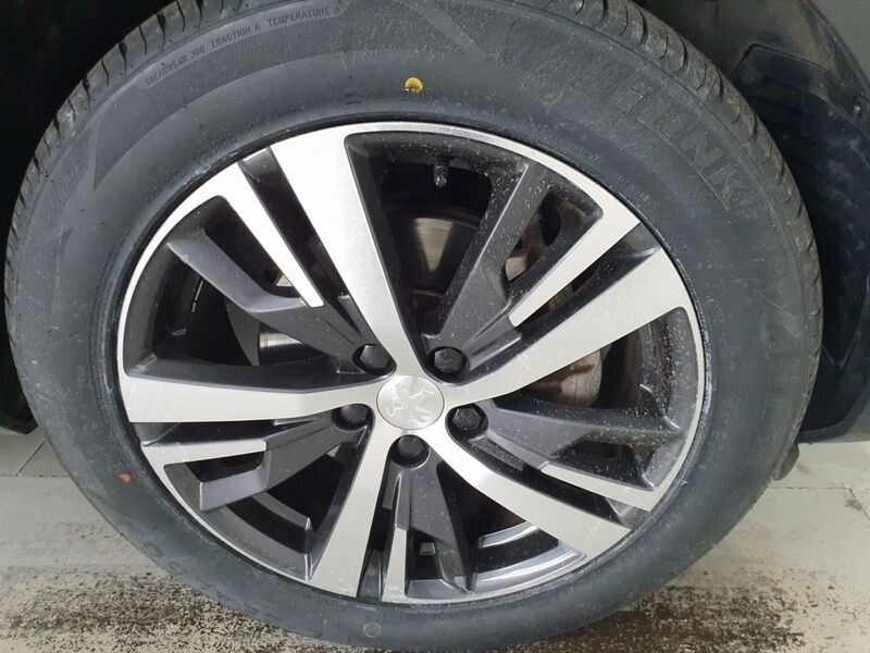 More views of Peugeot 5008