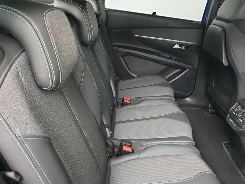 More views of Peugeot 5008