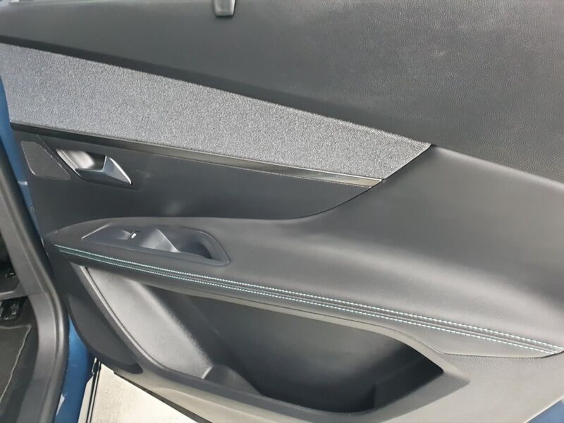 More views of Peugeot 5008