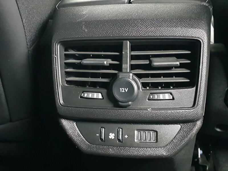 More views of Peugeot 5008