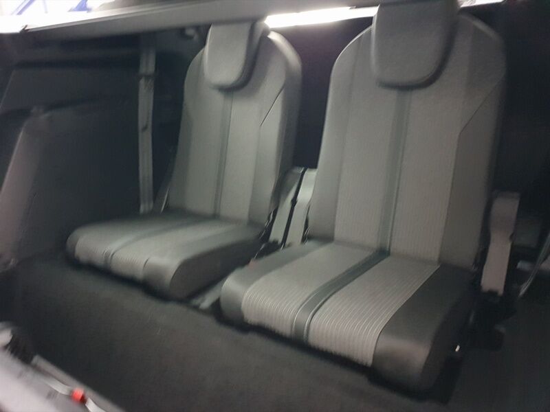 More views of Peugeot 5008