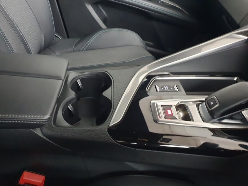 More views of Peugeot 5008