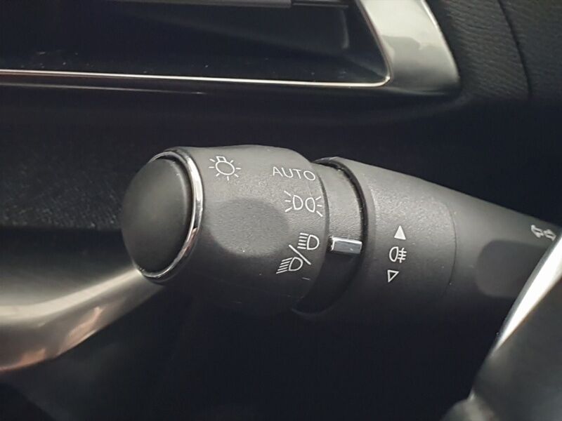 More views of Peugeot 5008