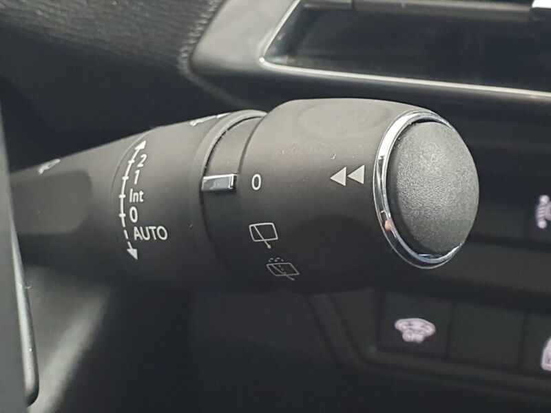 More views of Peugeot 5008
